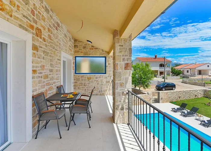 بيت للعطل Banovi زادار